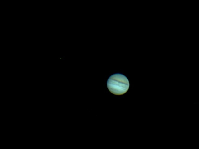 Jupiter III.jpg -       J�PITER      * Fecha:   28-07-2007     * Lugar:   Pozuelo de Alarc�n (Madrid)     * Telescopio:   Celestron C6-N 150/750     * Montura:   CG4     * C�mara:   Webcam Toucam pro-2 sin modificar     * M�todo:   Foco primario + lente barlow(2x) +Filtro      * Procesado:   Video de 110s. (1100   frames) tomado con QCFocus y procesado con RegiStax y Photoshop     * Visibilidad:   Regular   
